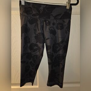 Women's Lululemon Black Floral Patterned Cropped Leggings Size 4